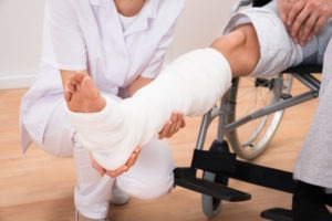 ¿Cuál es el acuerdo promedio para huesos rotos en un accidente de auto?