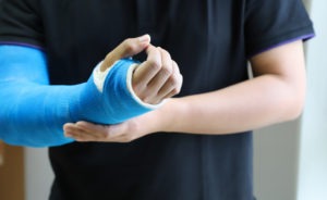 ¿Cuál es el acuerdo promedio para un brazo roto en un accidente de auto?