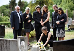 familia llora ante tumba de ser querido